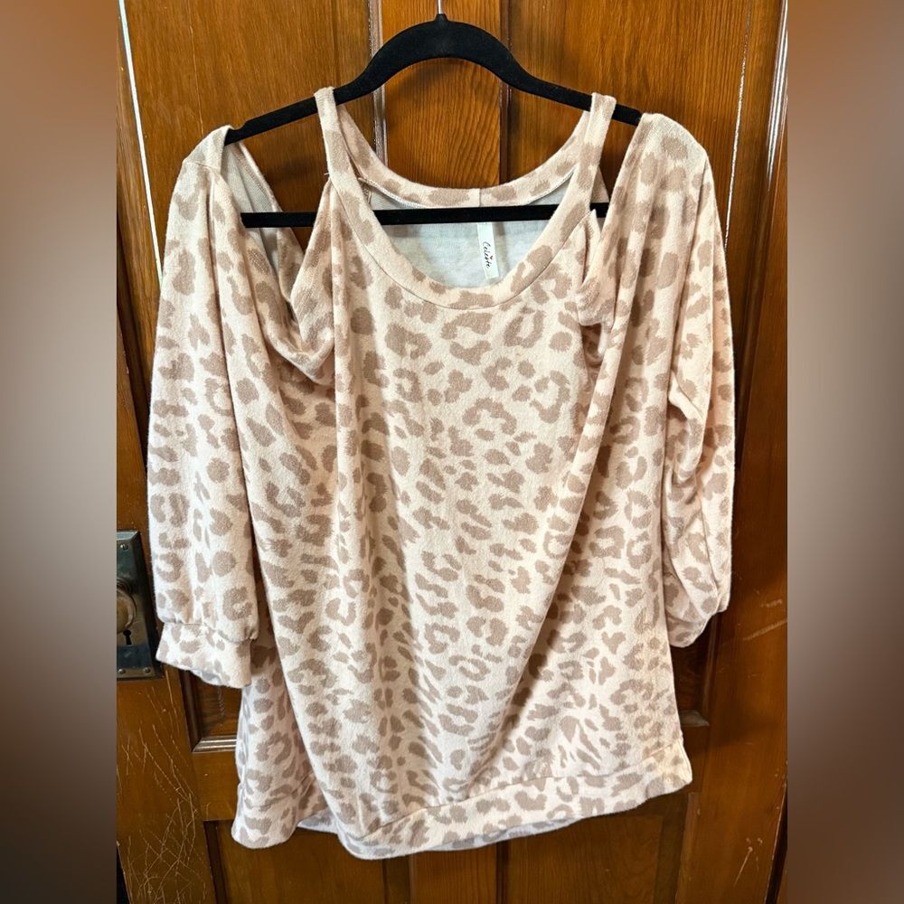 Celeste Sweater Top 2X Plus Size Pink Leopard Print Cold Shoulder Soft Knit EUC